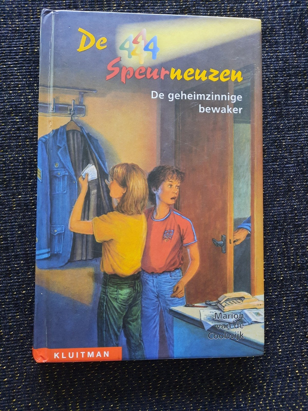 De 444 Speurneuzen: De geheimzinnige bewaker - Hardcover, Ophalen of Verzenden, Zo goed als nieuw, Marion van de Coolwijk, Fictie algemeen