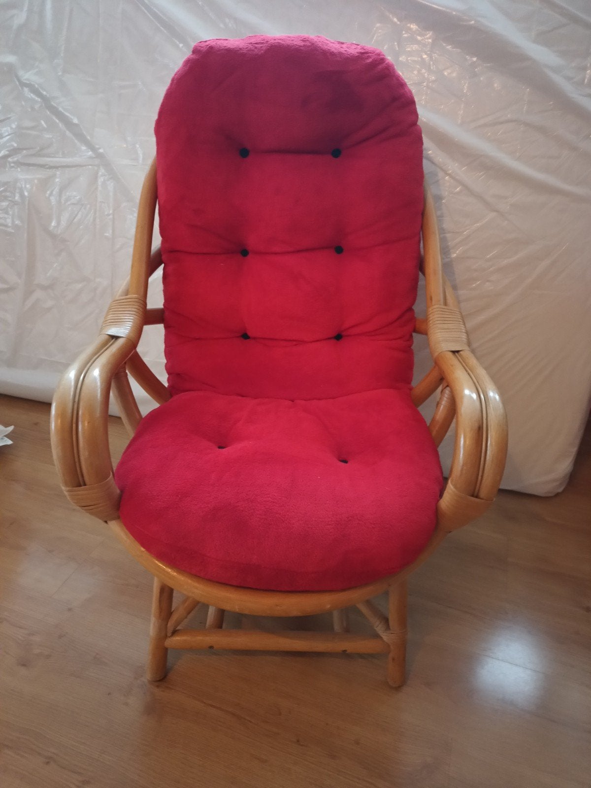 rotan vintage stoel met los rood kussen, Ophalen, Gebruikt, 50 tot 75 cm