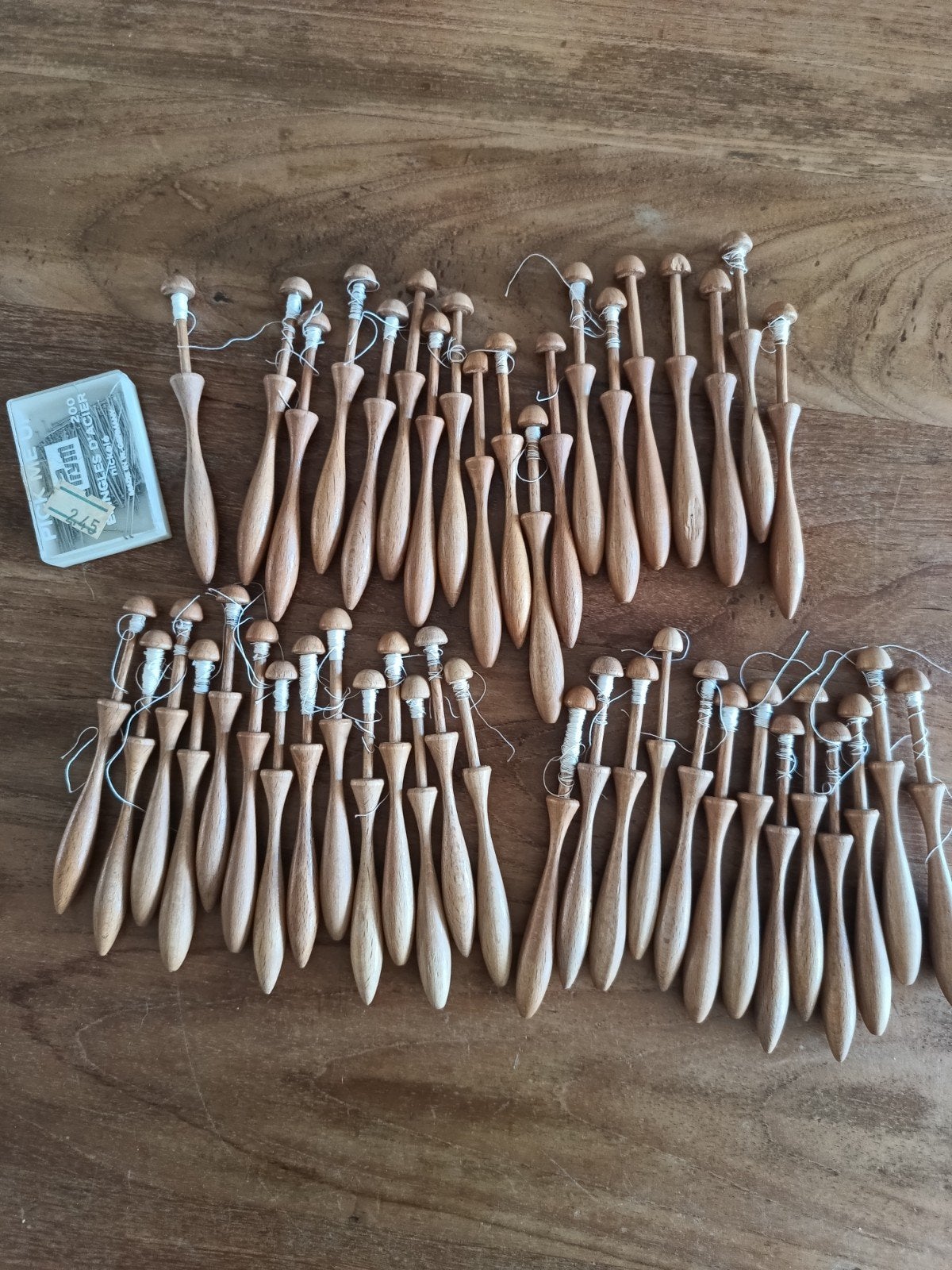 46 Houten kantklos klosjes en doosje spelden, Ophalen of Verzenden