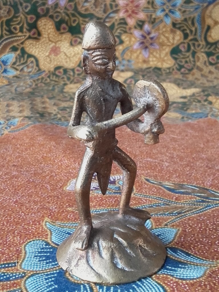 Man met trommel mooi oud brons beeldje uit India 9,1 cm., India, Handgemaakt, Ophalen of Verzenden, Brons