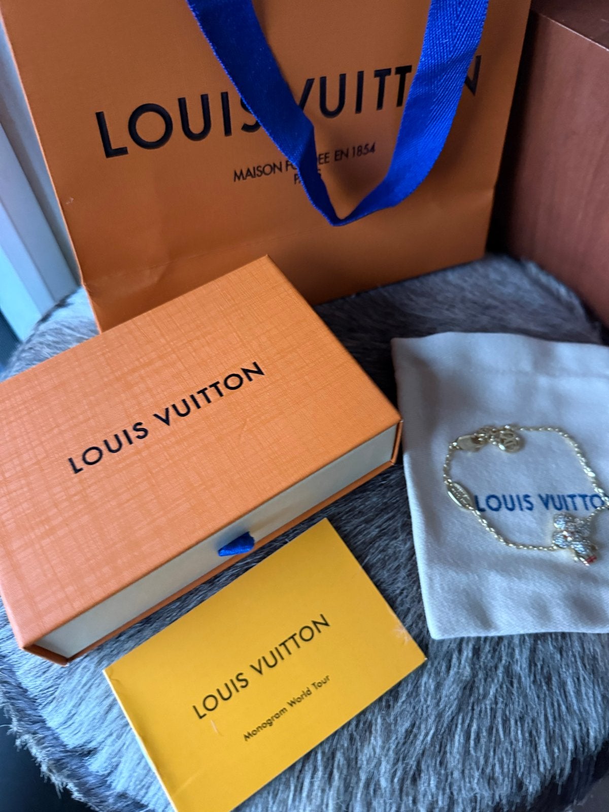 Louis Vuitton Armband met klaver hanger, Overige materialen, Ophalen of Verzenden, Zo goed als nieuw, Goud