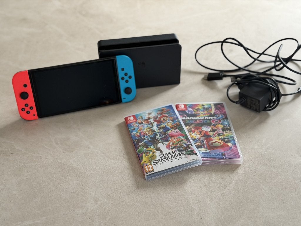 Nintendo Switch V2 rood/blauw + 2 games – als nieuw!, Avontuur en Actie, Ophalen of Verzenden, Zo goed als nieuw, 3 spelers of meer