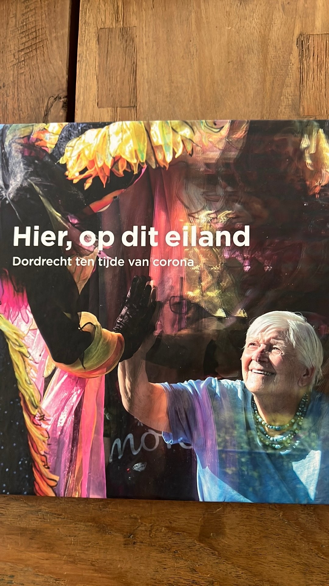 Hier op het eiland, Ophalen of Verzenden, Zo goed als nieuw