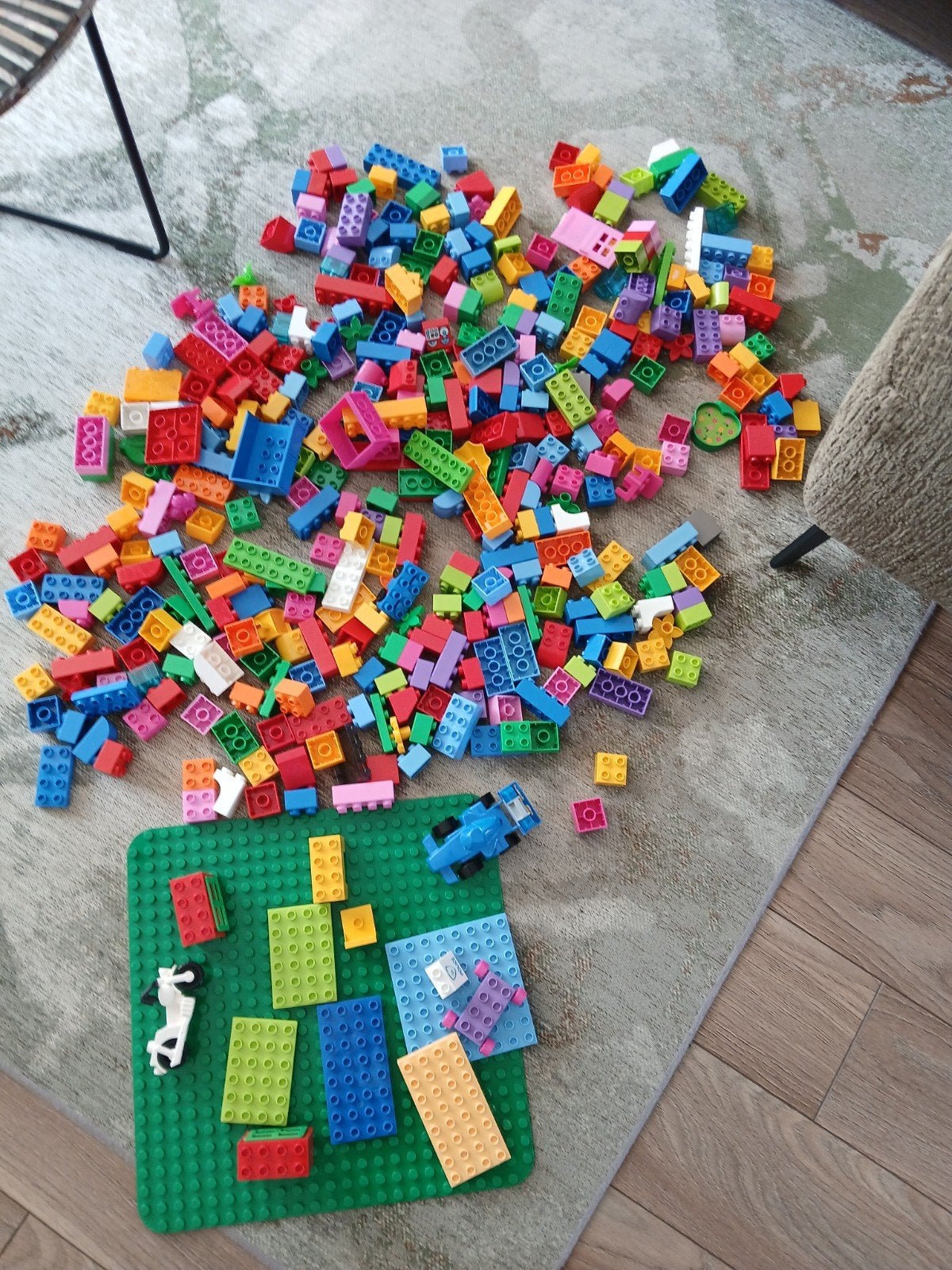 veel duplo bouwstenen en grondplaat