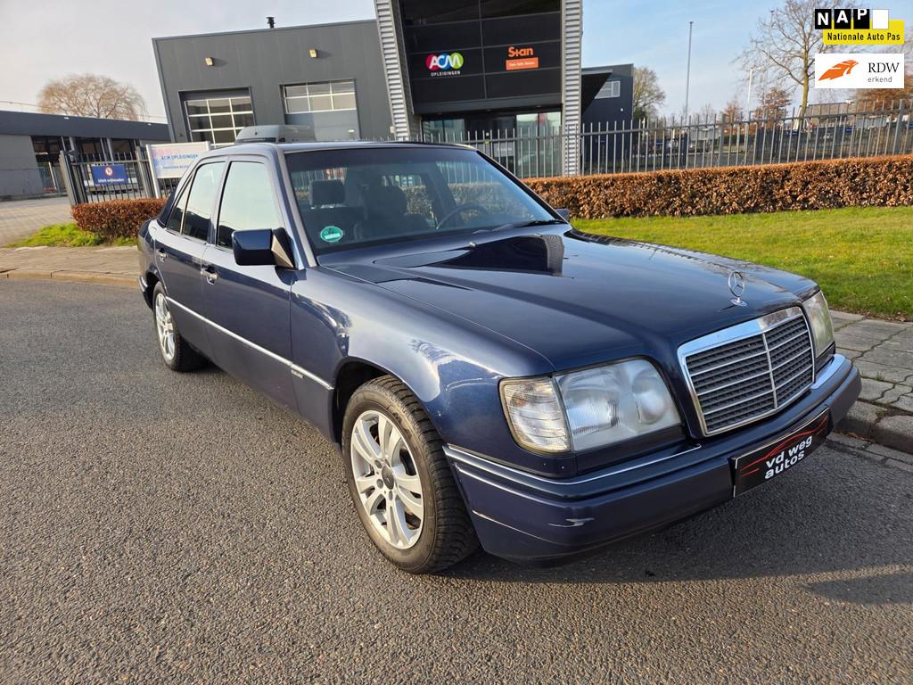 Mercedes-Benz E-klasse 200 automaat nl auto, Auto's, Mercedes-Benz, Automaat, Gebruikt, 4 cilinders, Blauw