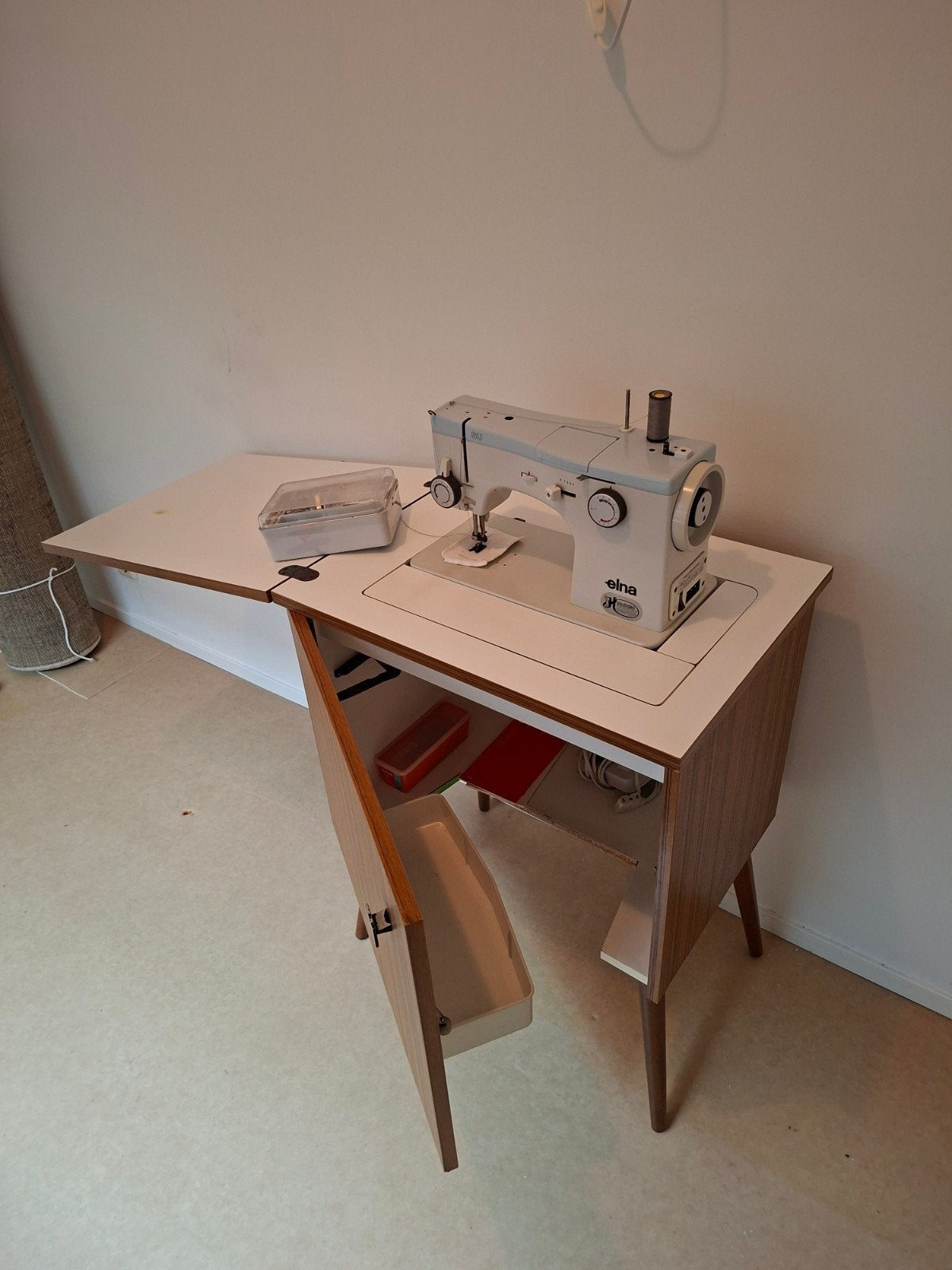 Elna naaimachine in vintage kastje, Hobby en Vrije tijd, Ophalen, Gebruikt, Naaimachine, Overige merken