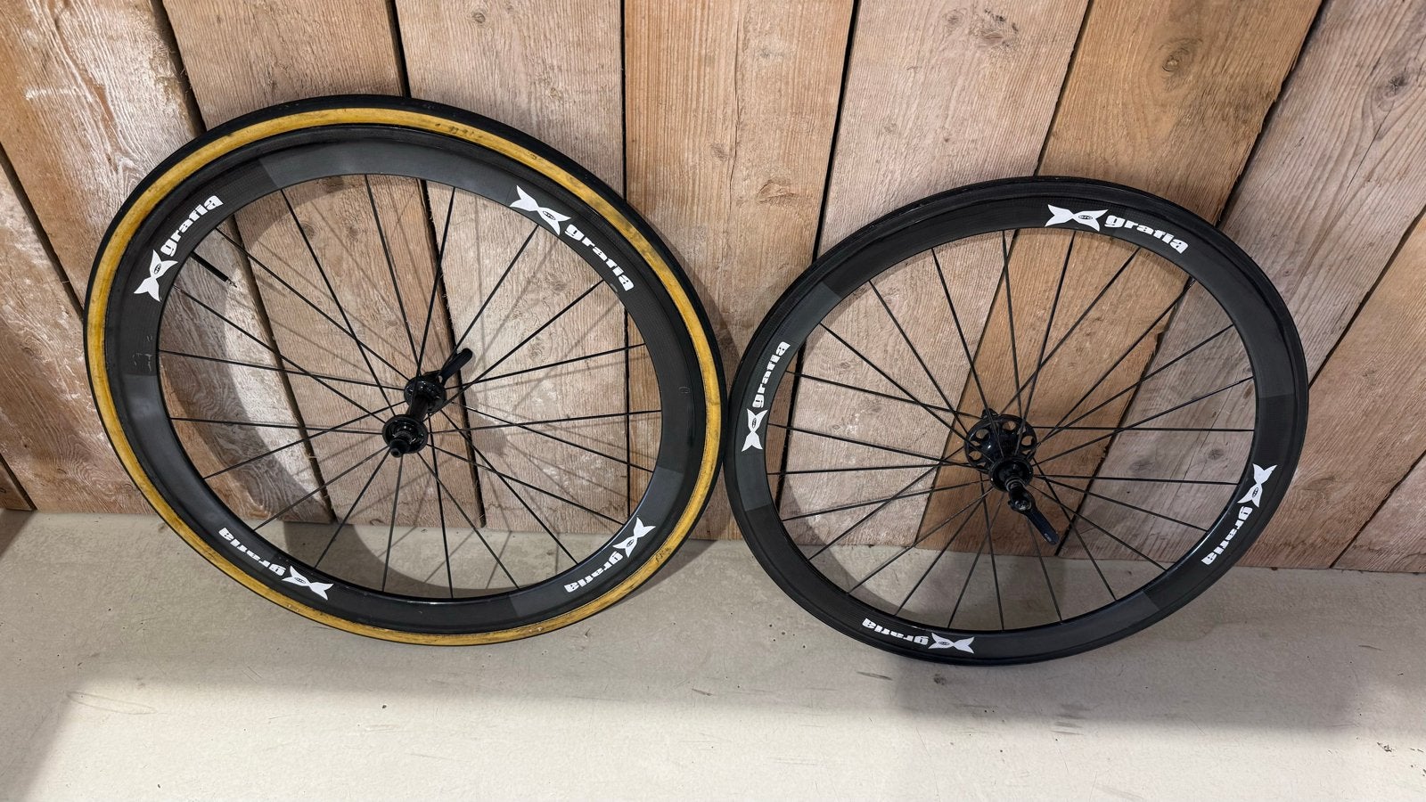 2 sets wielen: DT Swiss Spline en Grafia Carbon Tubular, Gebruikt, Aluminium, Racefiets, Ophalen