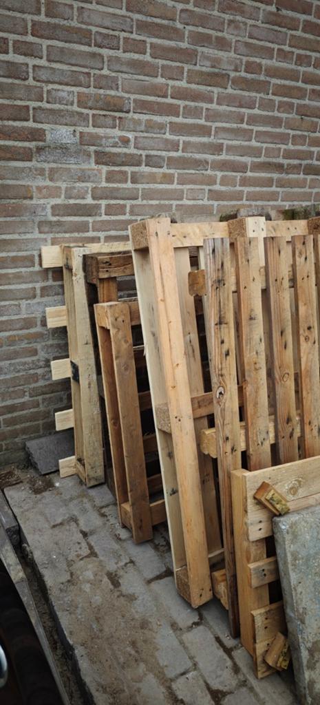 Diverse pallets, waarvan 1 kapotte euro pallet, Doe-het-zelf en Verbouw, Ophalen, Gebruikt