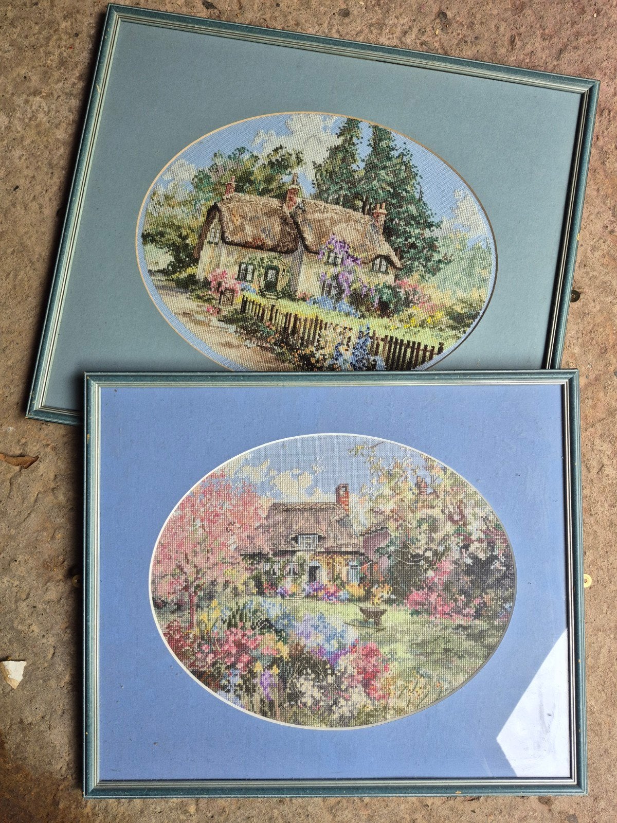 2 Geborduurde Schilderijen - Engelse Cottages, Gebruikt, 50 tot 75 cm, Ophalen of Verzenden, Schilderij