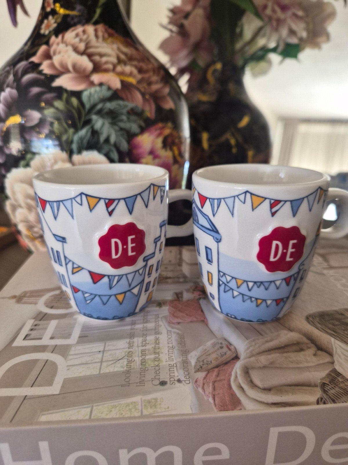 Douwe Egberts Vlaggetjes mokken (set van 2), Vleutensevaart 35, 3532 AD Utrecht, Nederland, Overige merken, Keramiek, Zo goed als nieuw