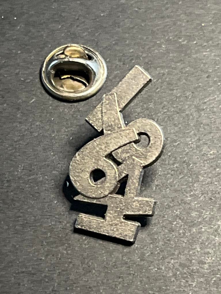 Kronenbourg 1664 bier pin - Zeldzaam verzamelobject, Verzamelen, Biermerken, Zo goed als nieuw, Viltje(s), Overige merken, Ophalen of Verzenden