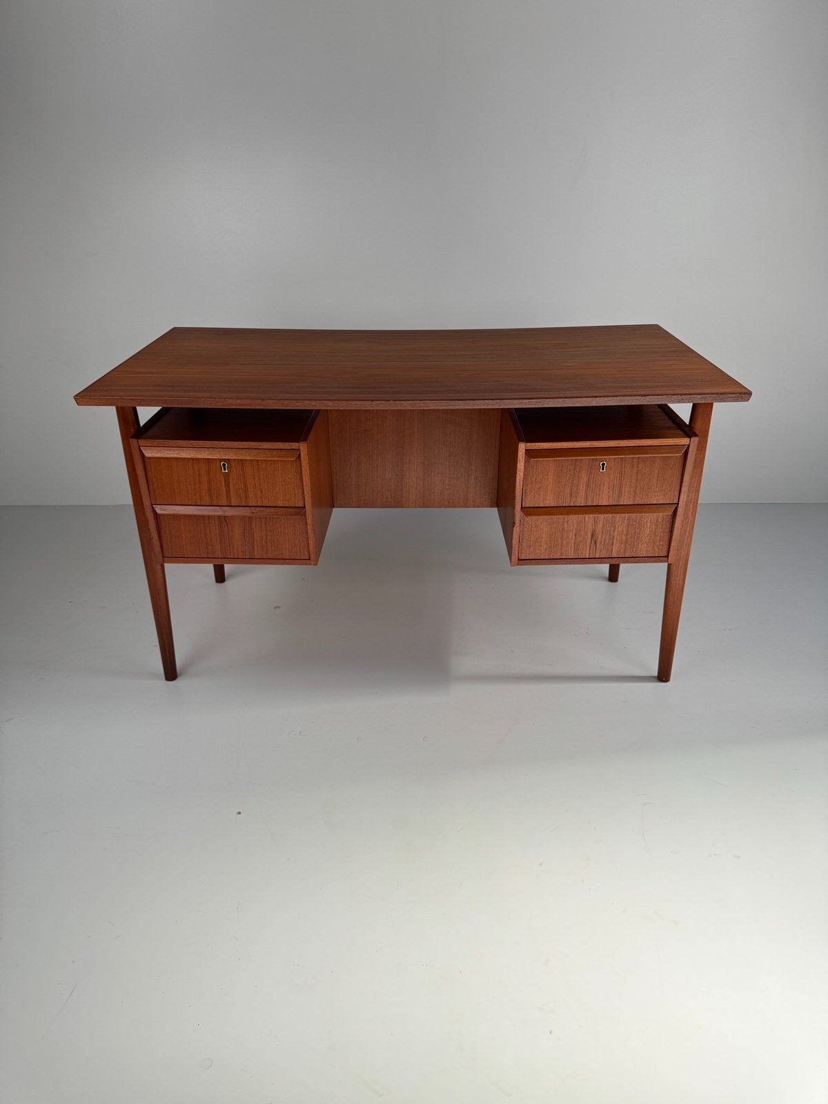 Danish Executive Desk in Teak, Denmark, 1960s, Huis en Inrichting, Z, Gebruikt, Z, Z
