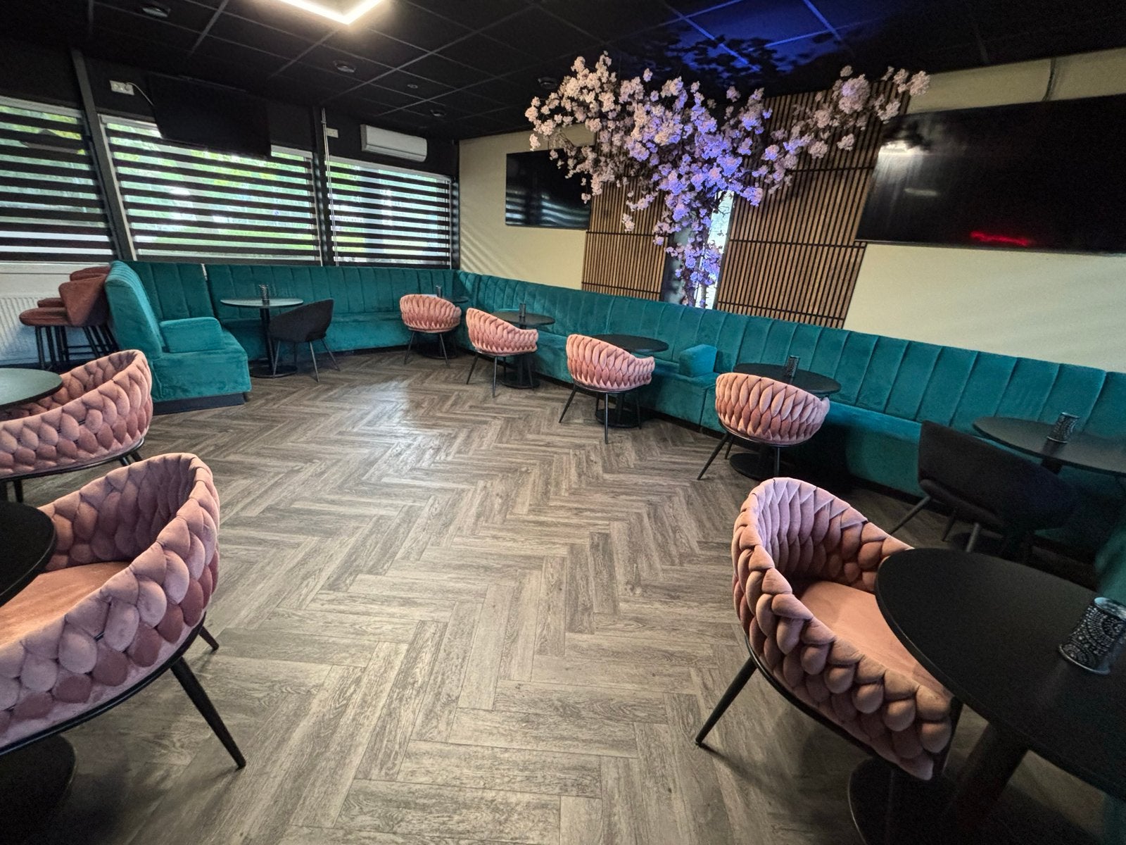 Diverse horeca meubels: tafels, stoelen en krukken, Ophalen