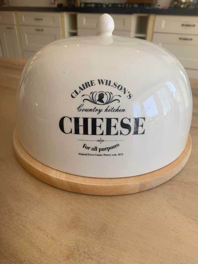 Kaasstolp met houten onderbord Claire Wilson’s, Ophalen, Zo goed als nieuw