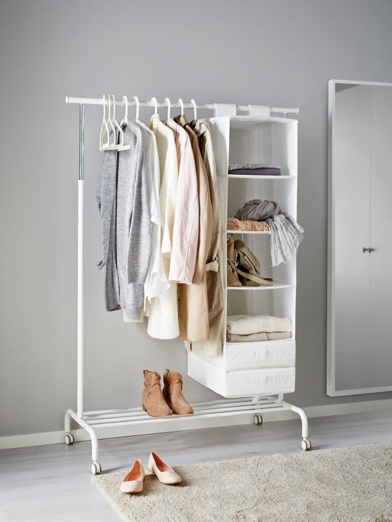 IKEA RIGGA kledingrek + SKUBB hangende opberger (6 vakken), Ophalen, Met wielen, Zo goed als nieuw