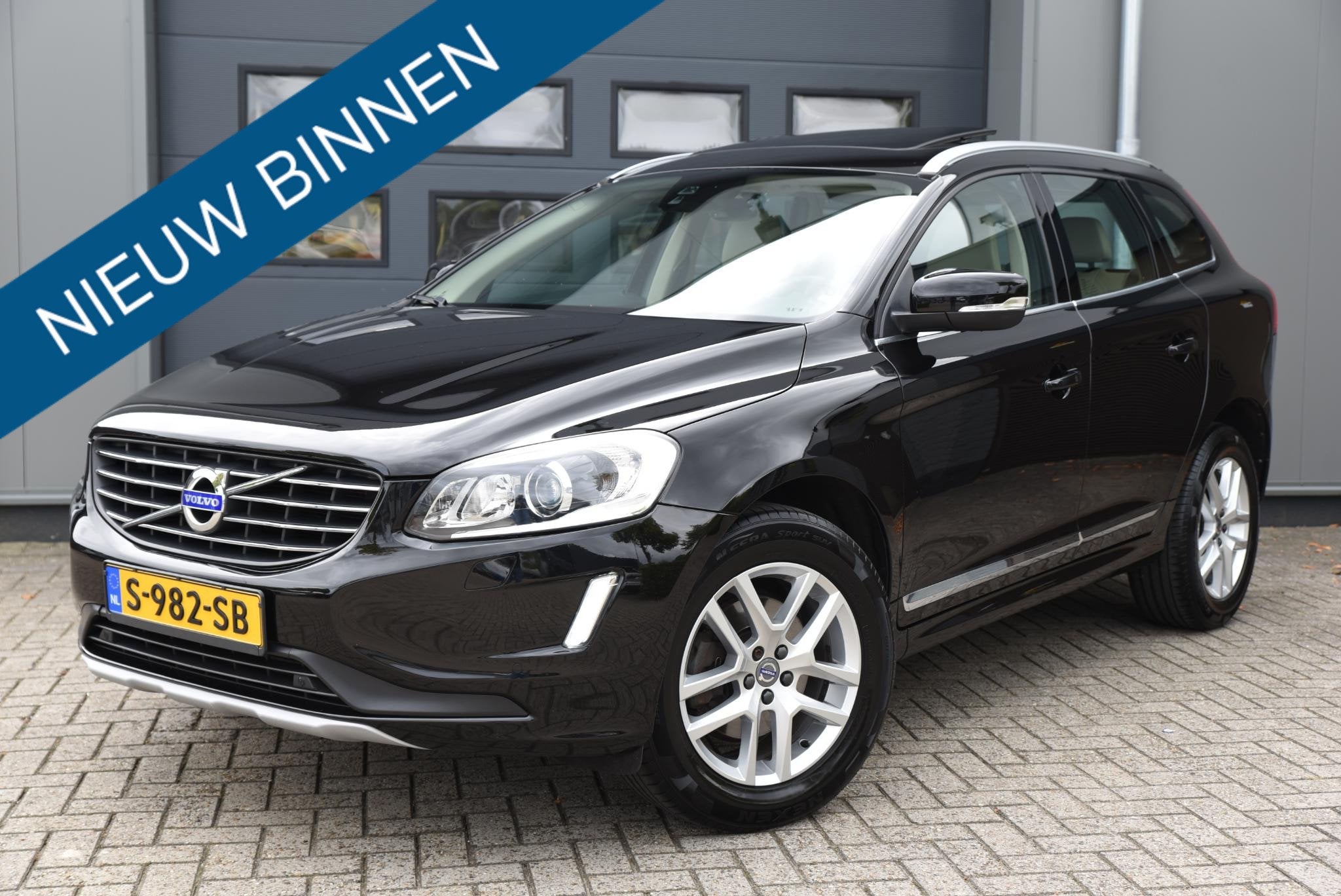 Volvo XC60 2.0 T5 R-Design Schuifdak - Trekhaak, Auto's, Volvo, Euro 6, Zwart, XC60, Vierwielaandrijving