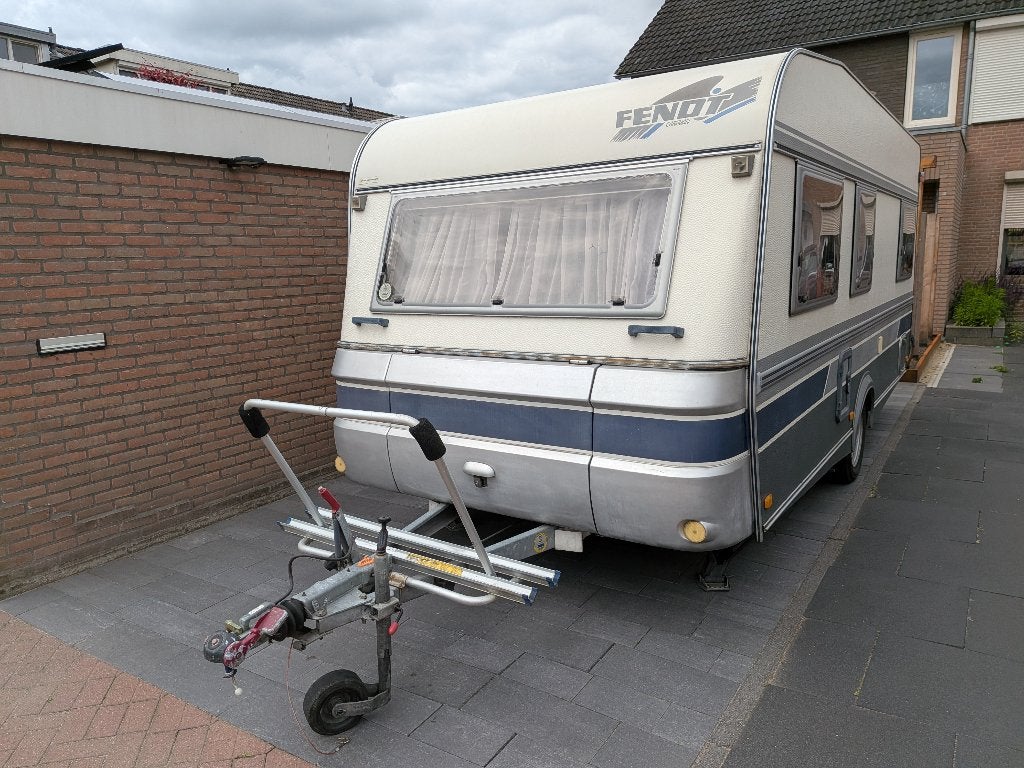 Fendt Caravan met voortent, vast bed en fietsendrager, Rondzit, 2 aparte bedden, Tot en met 4, 1000 - 1250 kg
