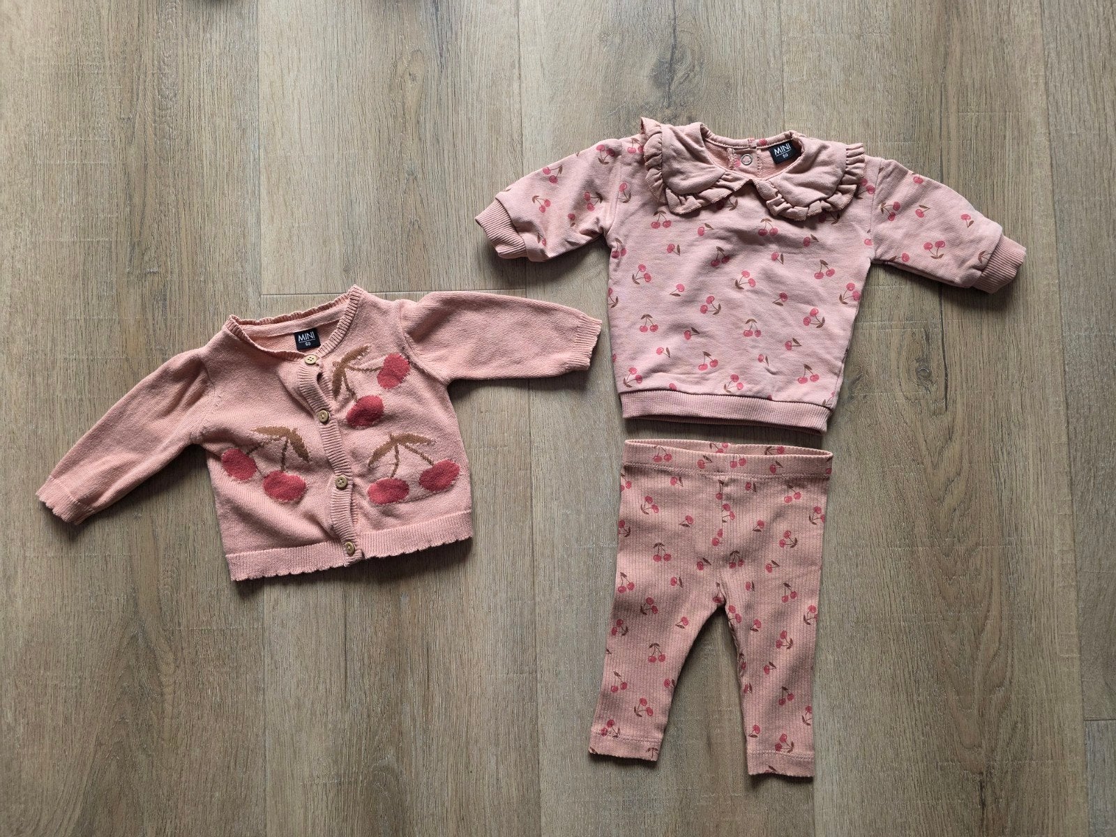 BABY MEISJE KLEDING SET KERSEN | MAAT 50 | BROEK TRUI VESTJE, Kinderen en Baby's, Babykleding | Maat 50, Ophalen, Zo goed als nieuw