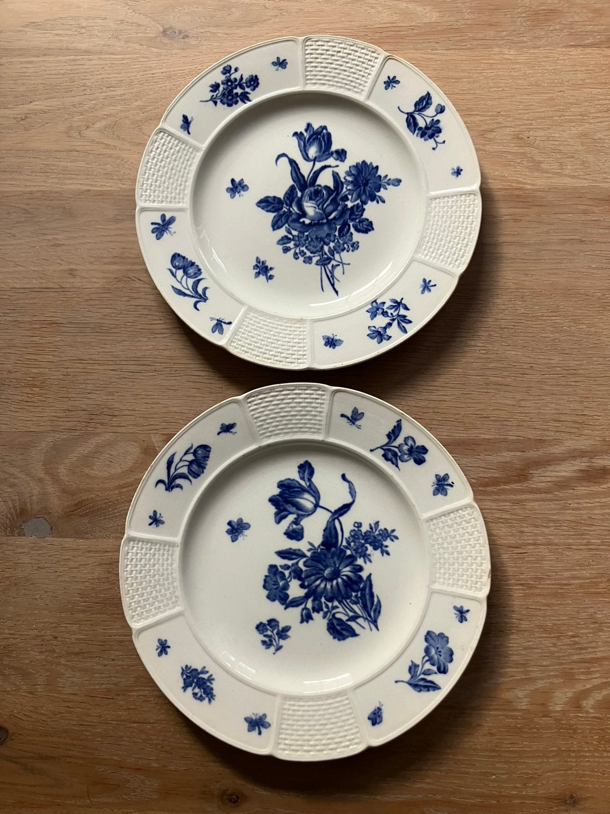 2 oude Wedgwood Frankenthal borden blauw/wit bloemdecor, Ophalen of Verzenden