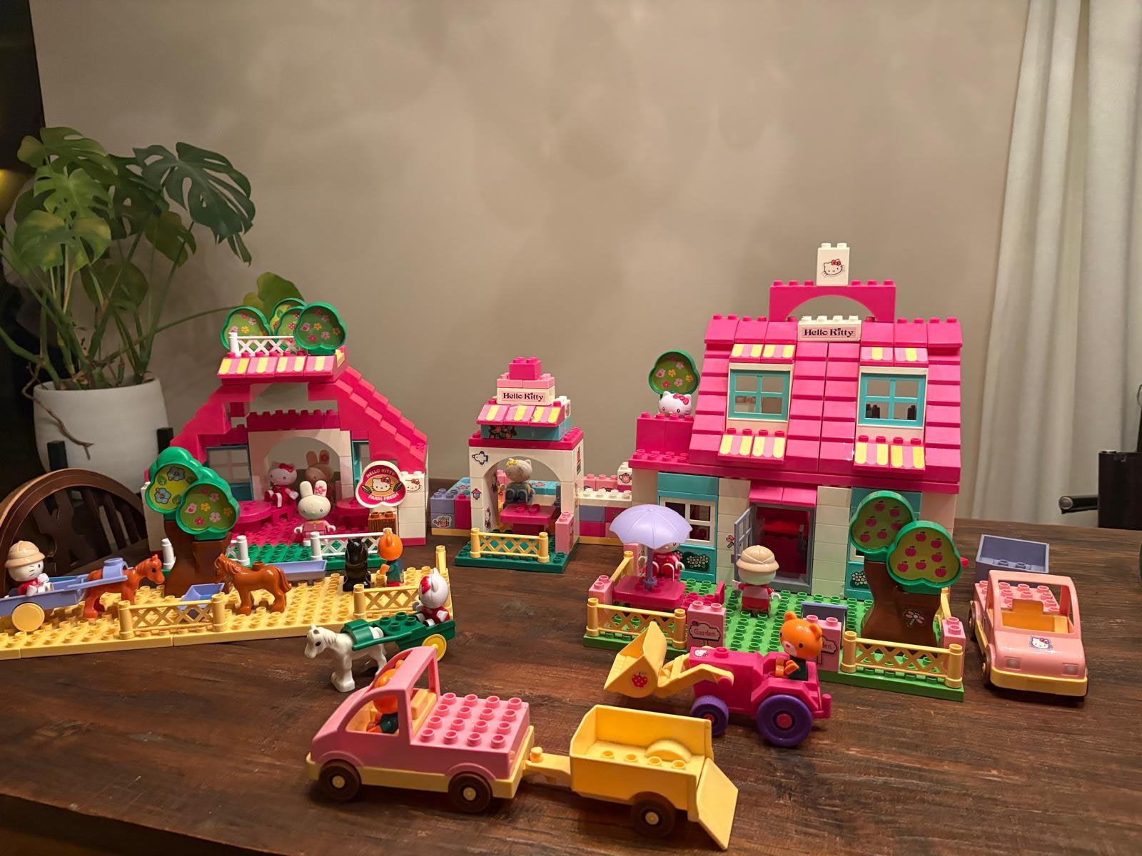 Hello kitty duplo huis, boerderij, auto’s, paarden, poppen, Ophalen, Zo goed als nieuw, Duplo
