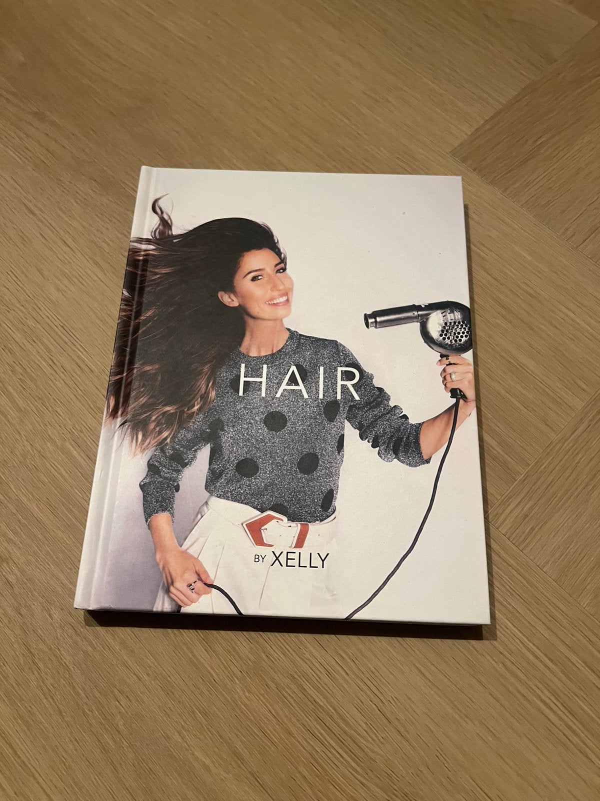 Hair by Xelly - Boek over haarstyling en verzorging, Ophalen of Verzenden, Zo goed als nieuw, Overige onderwerpen