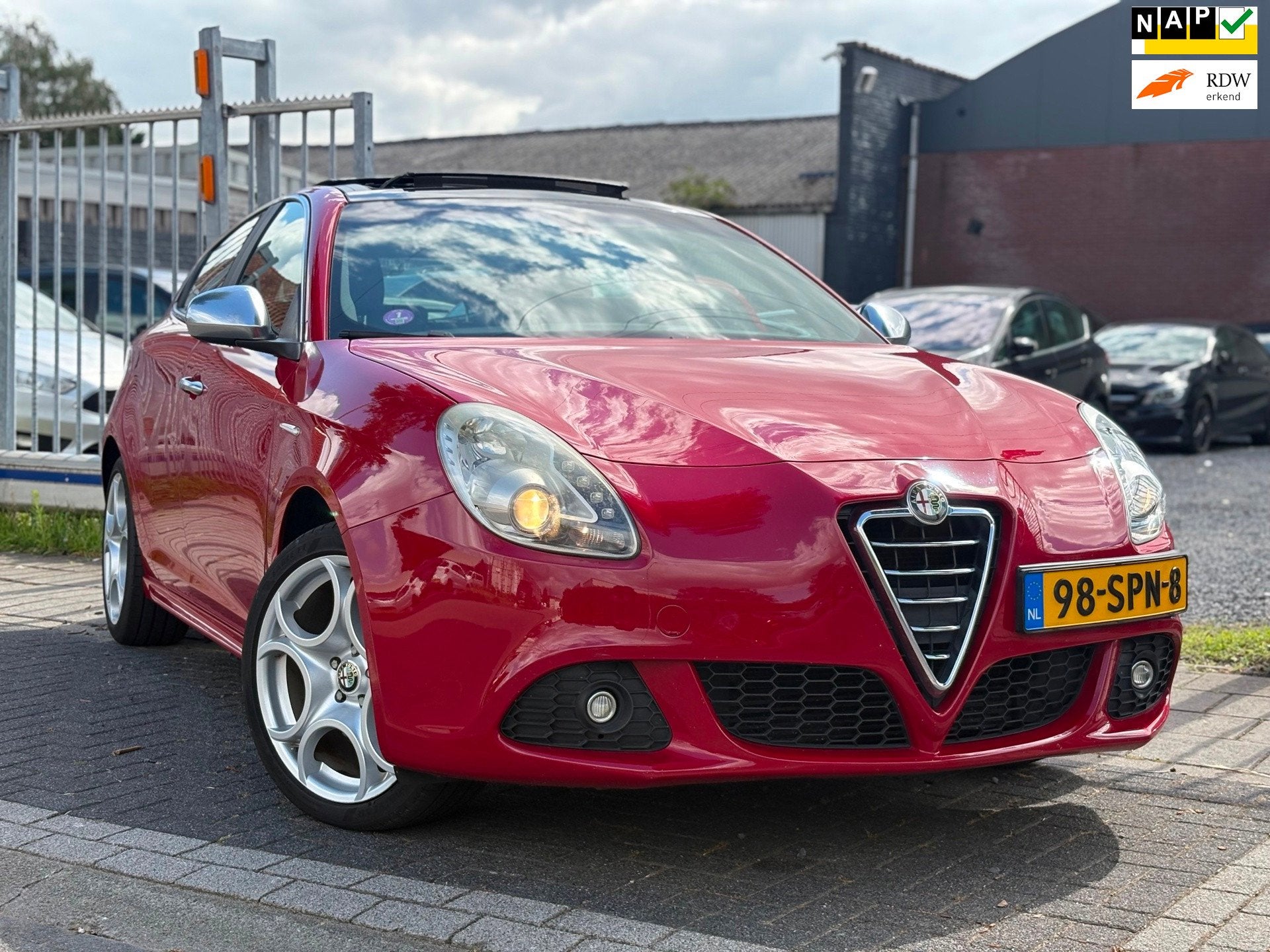 Alfa Romeo Giulietta 1.4 T Distinctive | Panoramadak | 17”, Euro 5, Stof, Zwart, 4 cilinders