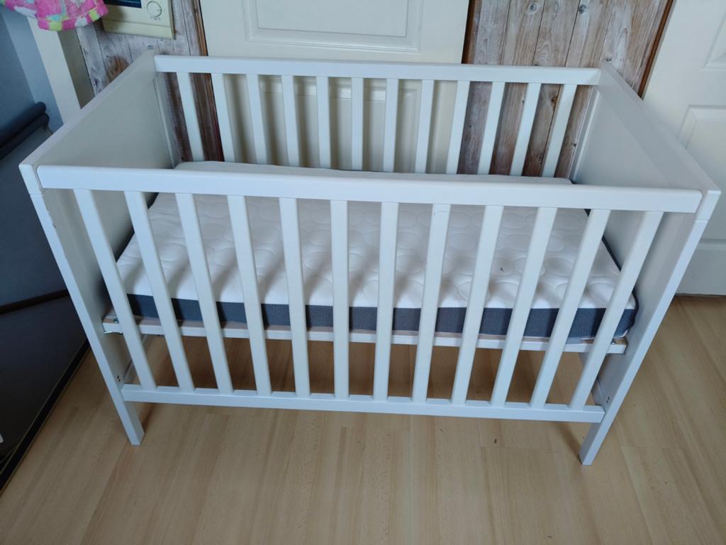 Ikea sundvik babybed incl IKEA HIMLAVALV 3D matras. ledikant, Kinderen en Baby's, Babywiegjes en Ledikanten, Ophalen