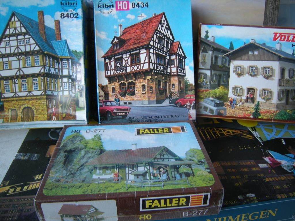 4x nieuwe boud doosjes huisje voor ho trein, Hobby en Vrije tijd, Modeltreinen | H0, Overige merken, Wisselstroom, Brug, Tunnel of Gebouw