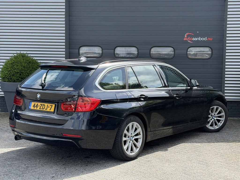 BMW 3-serie Touring 320d Upgrade Edition | Navigatie | Leder, Auto's, BMW, 21 km/l, Achterwielaandrijving, Zwart, 4 cilinders