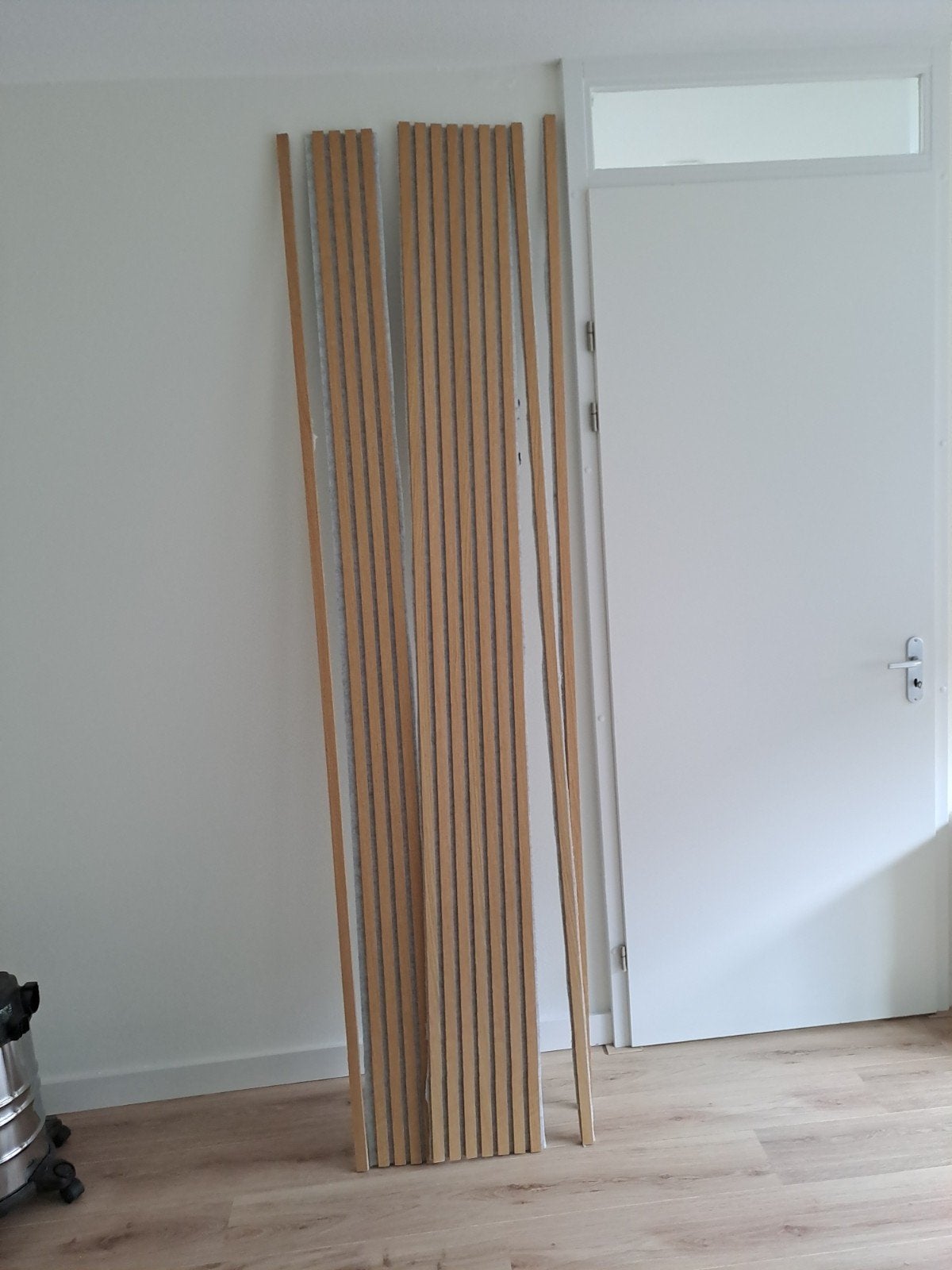 Akoestische panelen / decoratielatten met lichtgrijs vilt, Gebruikt, Hout, Wandbord of Wandpaneel, Grijs