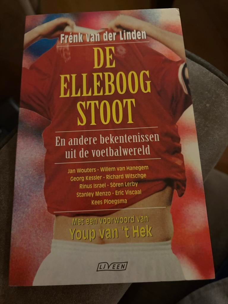 De Elleboogstoot - Frénk van der Linden (Voetbalboek), Boeken, Ophalen of Verzenden, Gelezen, Overige sporten