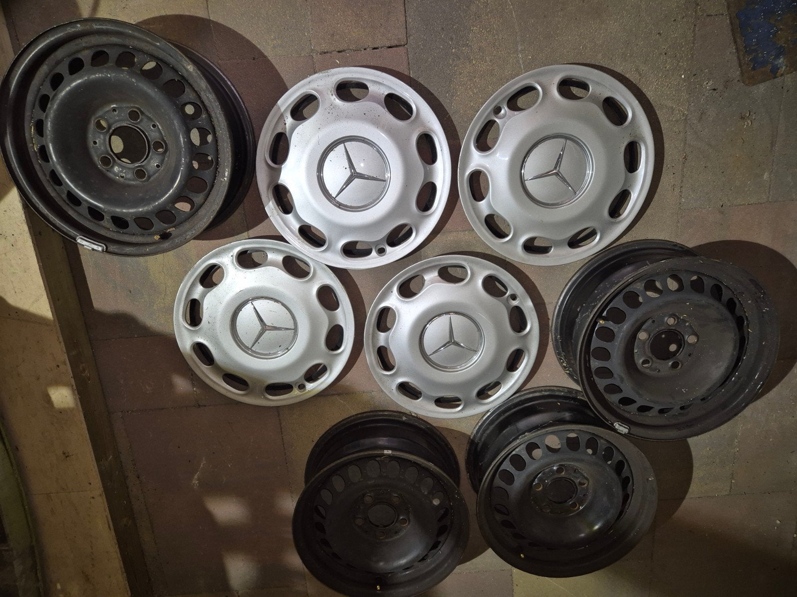 Mercedes stalen velgen met wieldoppen 6.5Jx15H2 ET37, Ophalen, Gebruikt