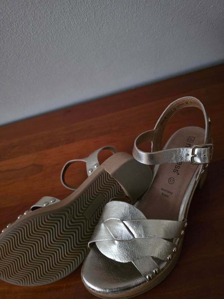 Schoentjes van No Stress. Nieuw. Goudkleurig.  Maat 37., Verzenden, No stress, Nieuw, Schoenen met hoge hakken
