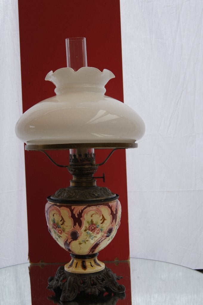 Antieke olielamp met bloemmotief en opaline kap, Ophalen of Verzenden