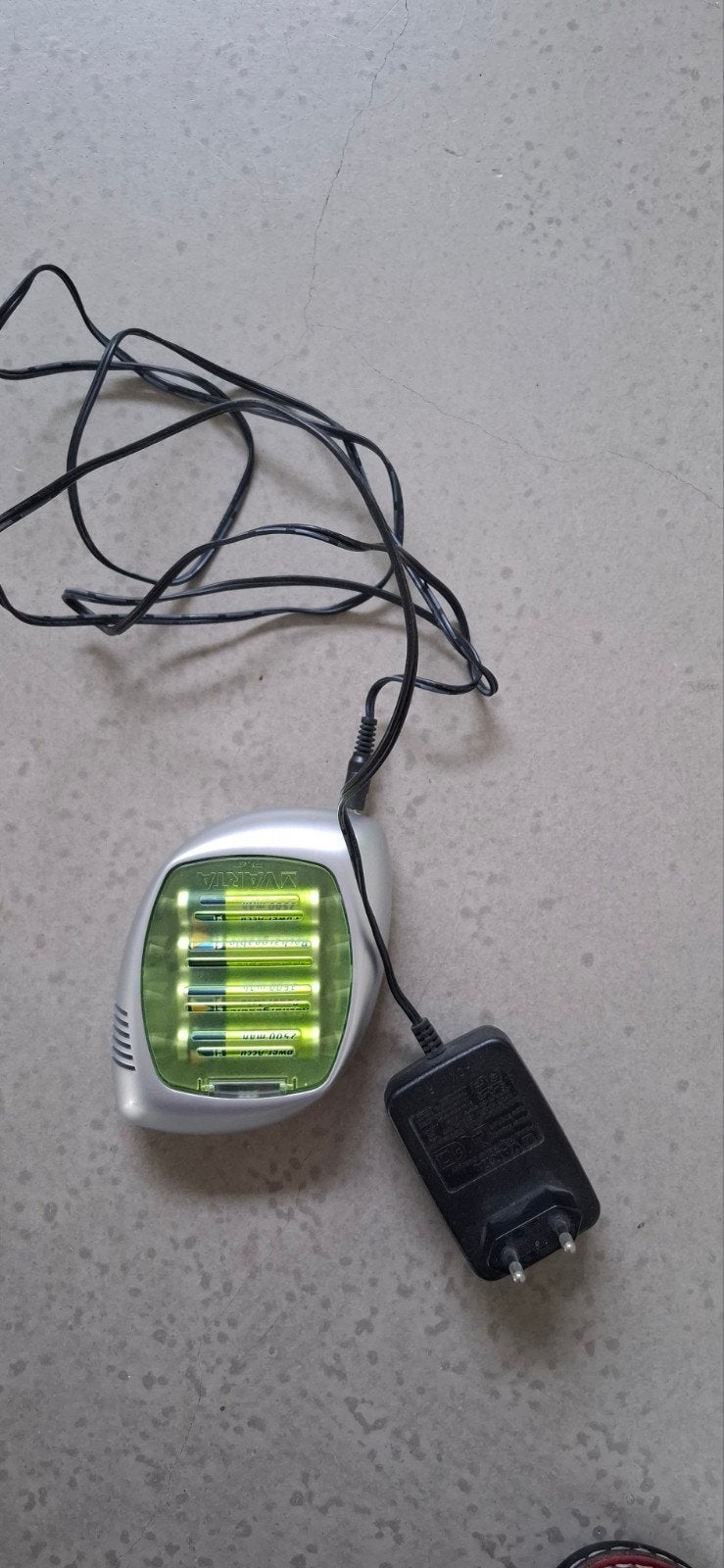 Batterijlader met 4 oplaadbare Power Accu 2500 mAh batt, Ophalen of Verzenden, Gebruikt, Oplaadbaar