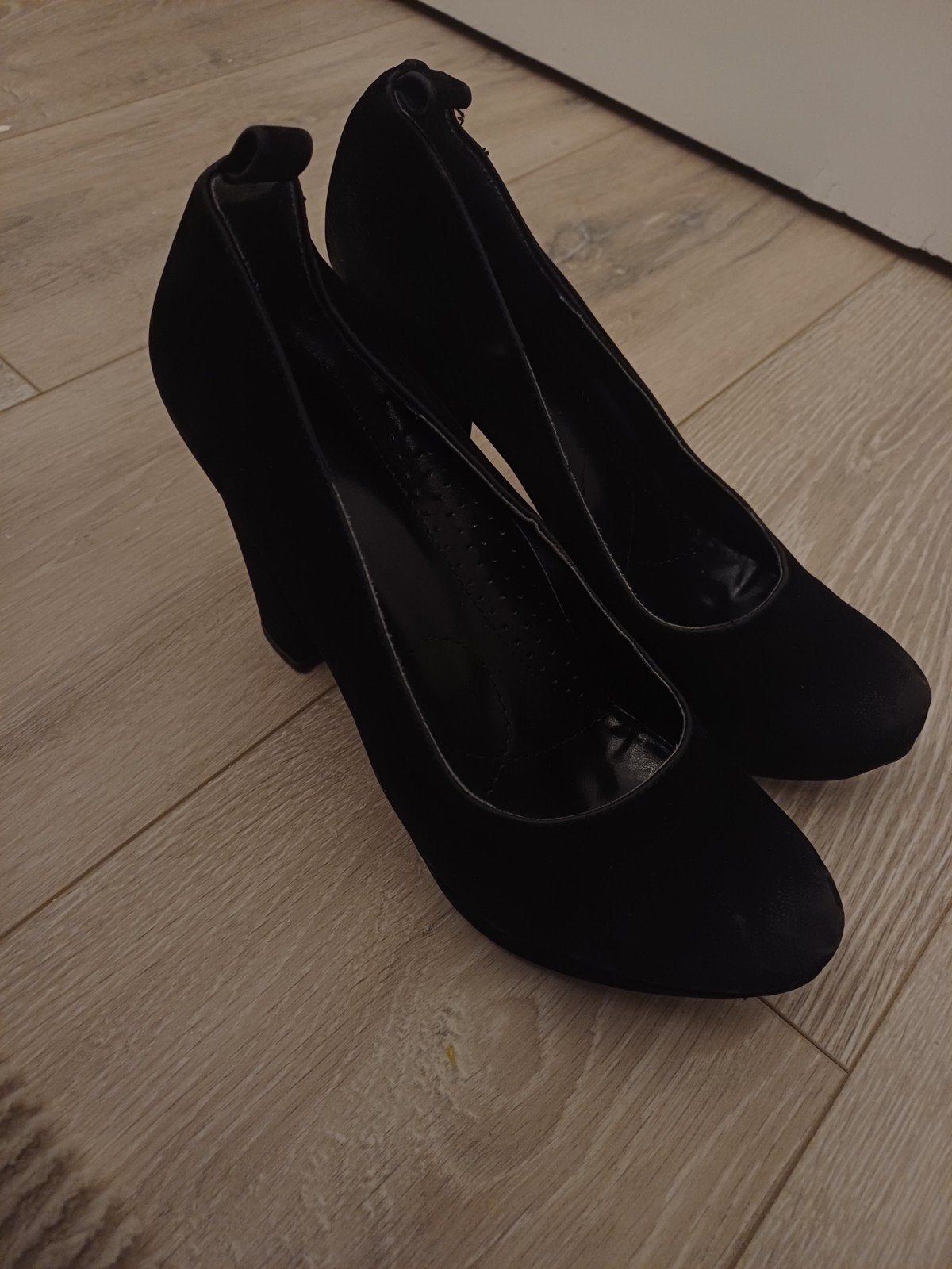 Zwarte suède pumps met enkelbandje, Ophalen of Verzenden, Gedragen, Zwart, Pumps