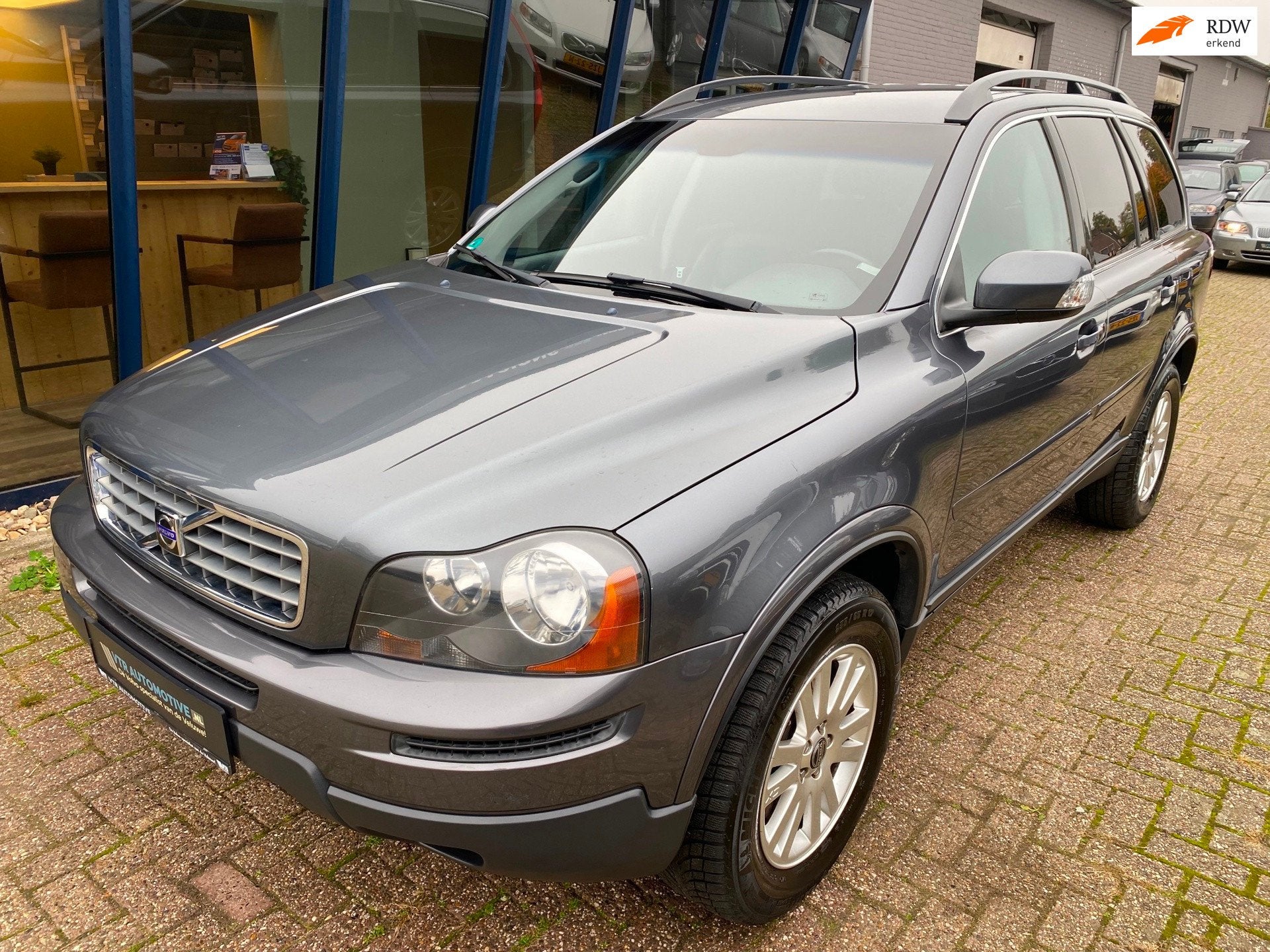 Volvo XC90 3.2 Momentum AWD Automaat LEER / TREKHAAK / YOUNG, Auto's, 238 pk, Gebruikt, Zwart, Bedrijf