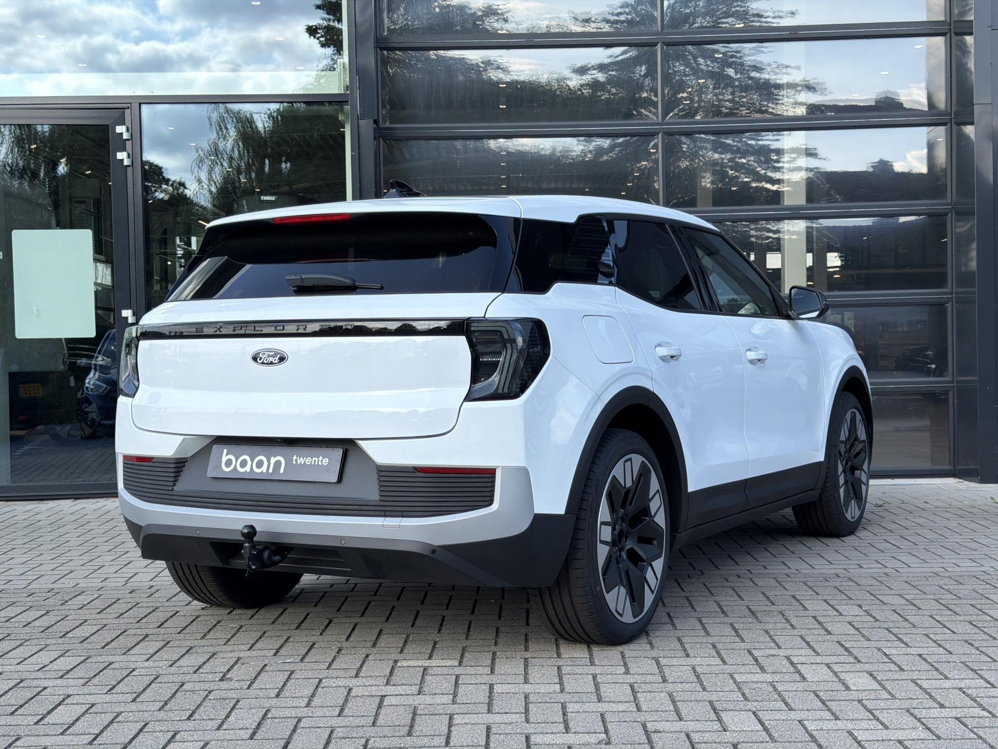 Ford Explorer Premium Extended Range RWD 79 kWh | 21 Inch |, Auto's, 12 maanden, Zwart, Explorer, Wit