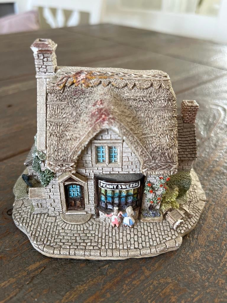 Lilliput Lane huisje 'Penny Sweets' met dakbeschadiging, Ophalen of Verzenden, Zo goed als nieuw, Overige typen