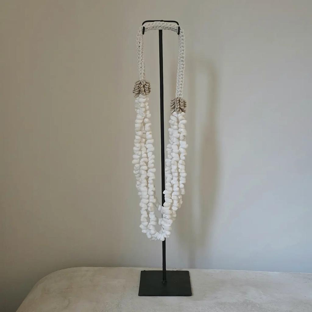 Schelpenketting op standaard Usha uit Bali, Ophalen of Verzenden, Tropical home, 6951nk, Nieuw