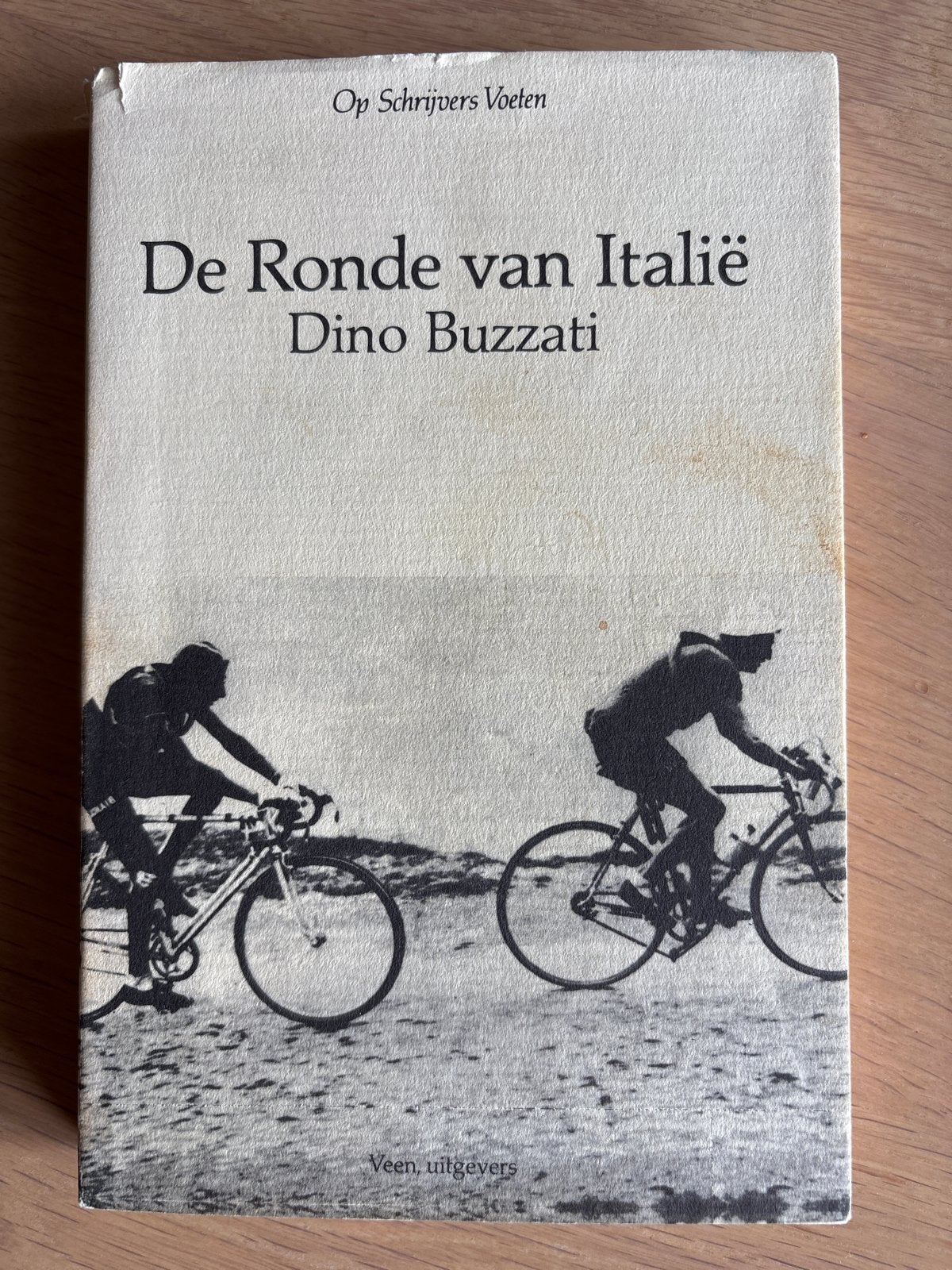 De Ronde van Italië - Dino Buzzati (Vintage Boek), Ophalen of Verzenden, Gelezen, Europa overig