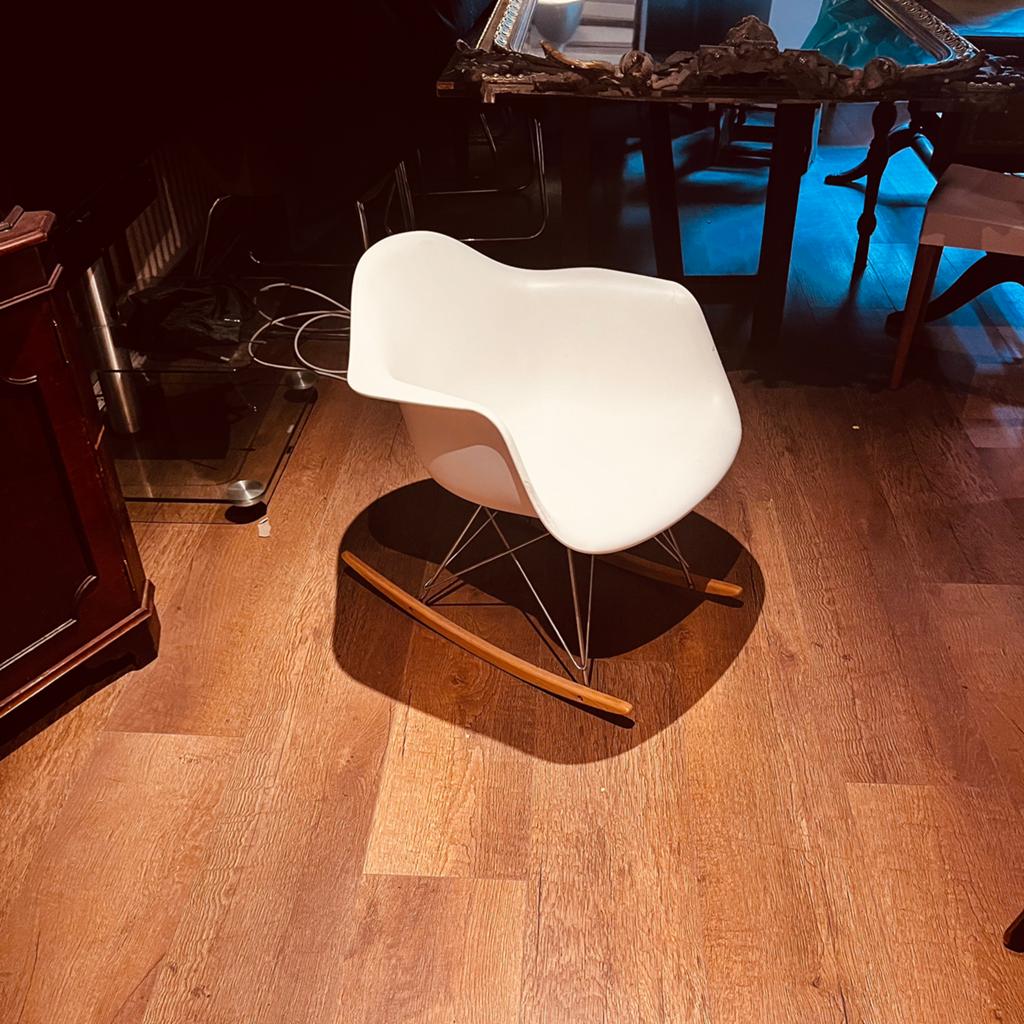 Witte Schommelstoel - Modern Design, Huis en Inrichting, Stoelen, Ophalen, Kunststof, Wit, Zo goed als nieuw