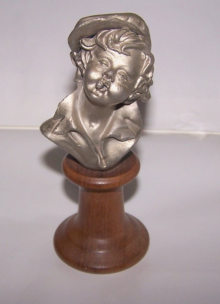 Vintage tinnen Peltro jongensbeeldje op houten voet. H. 13cm, Zilver, Minder dan 20 cm, Ophalen of Verzenden, Overige materialen