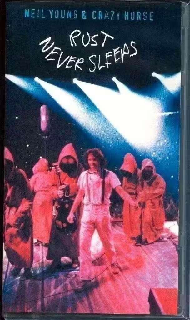 VHS Neil Young & Crazy Horse ‎- Rust Never Sleeps, Gebruikt, Alle leeftijden, Muziek en Concerten, Ophalen of Verzenden