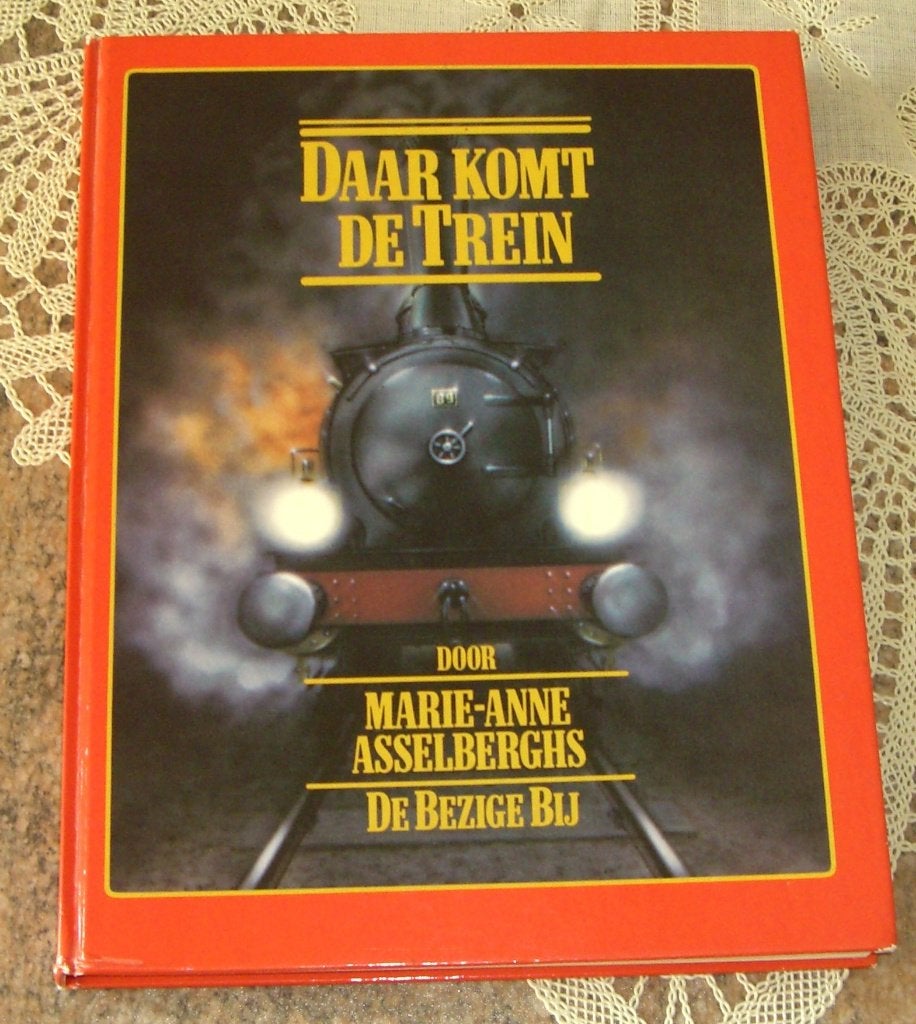 Ongeveer 80 items over Treinen - Boeken - Catalogi - folders, Ophalen, Zo goed als nieuw, Trein, Boek of Tijdschrift