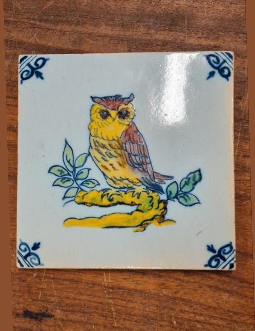 Oude gekleurde tegel uil op tak met versierde hoeken, Antiek en Kunst, Ophalen