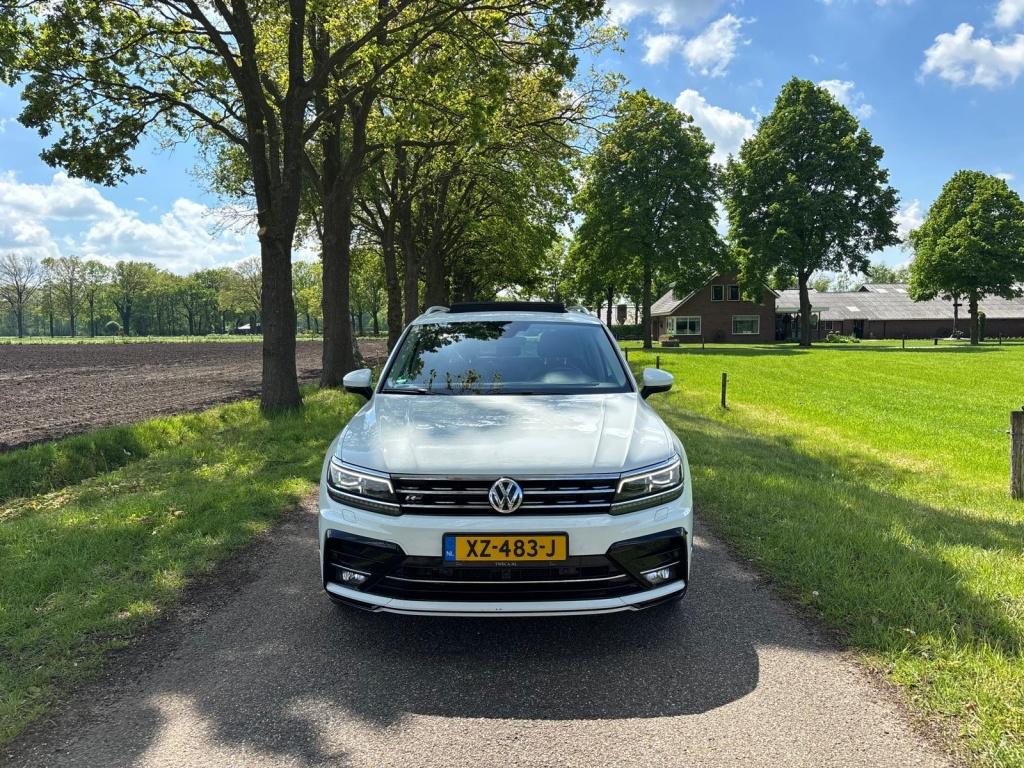 Volkswagen Tiguan 2.0 TSI 4Motion R-Line | Pano | 360 Camera, Gebruikt, Euro 6, 4 cilinders, 1984 cc