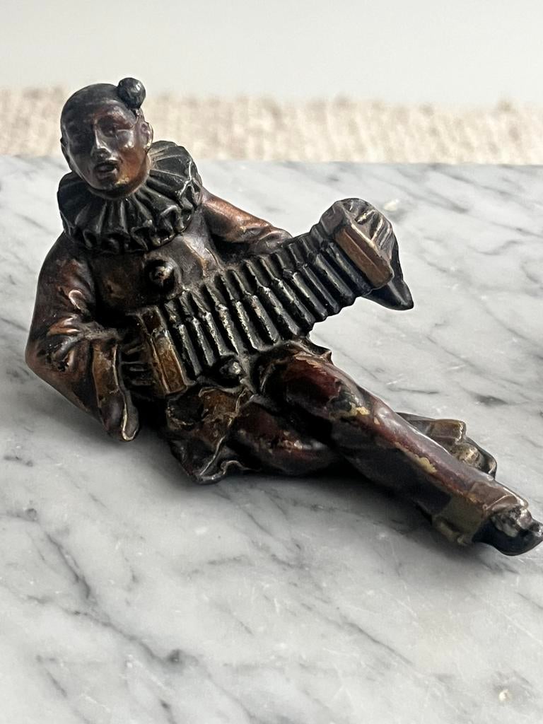 Pierrot Harlequin Accordionist patinated bronze figure., Verzamelen, Ophalen of Verzenden, Zo goed als nieuw, Overige typen