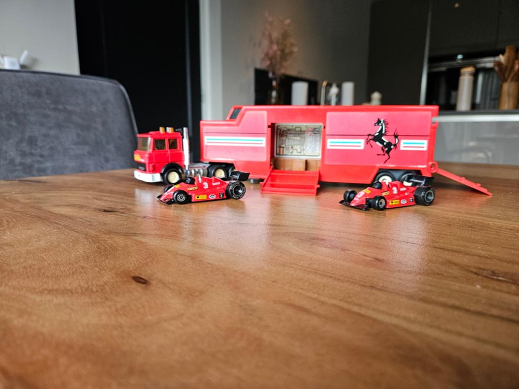 Matchbox Ferrari Vrachtwagen met 2 Formule 1 auto's, Hobby en Vrije tijd, Ophalen of Verzenden, Gebruikt
