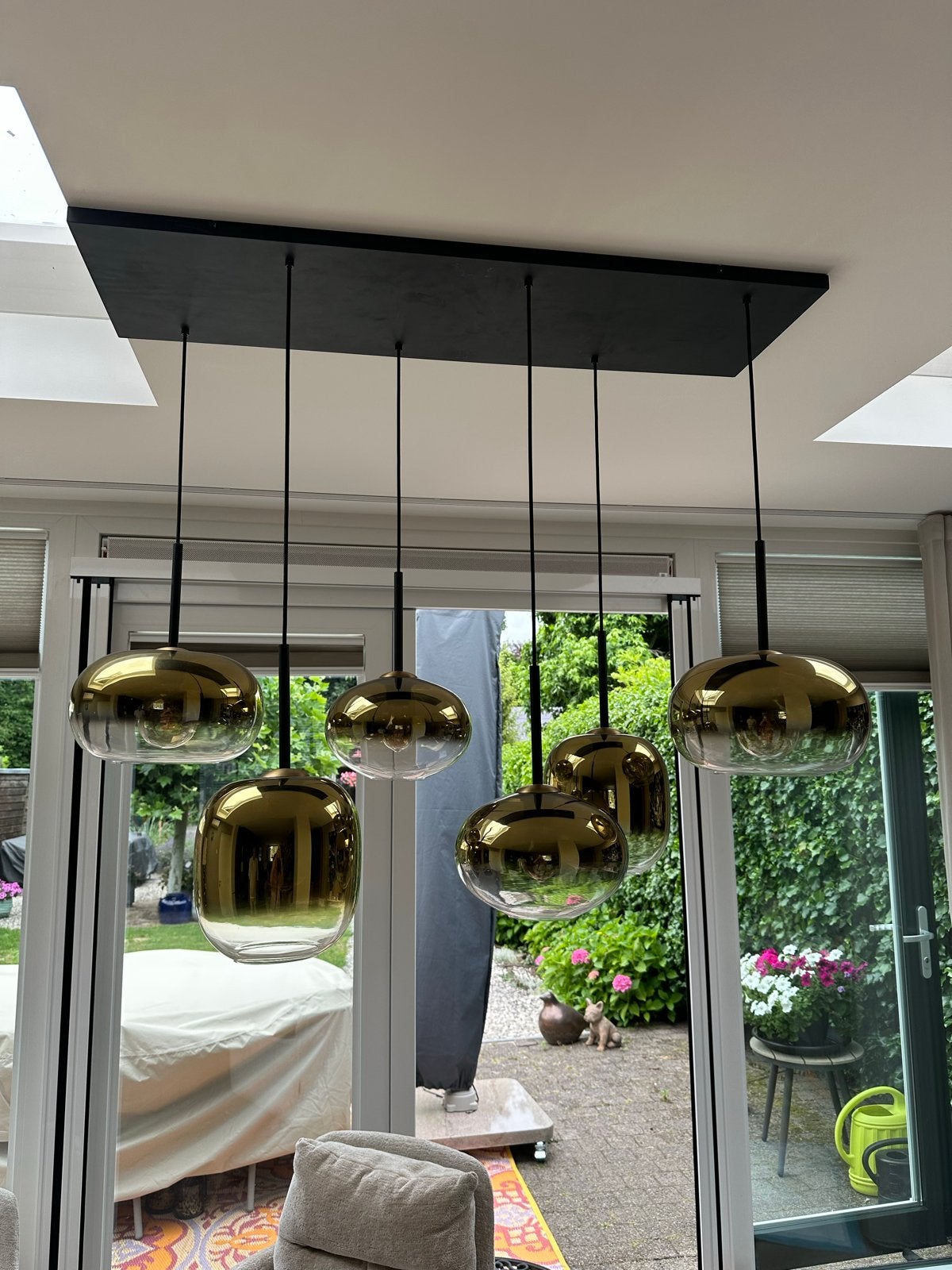 Moderne hanglamp met 6 gouden glazen bollen, zwart plafondpl, Ophalen, Zo goed als nieuw, Glas